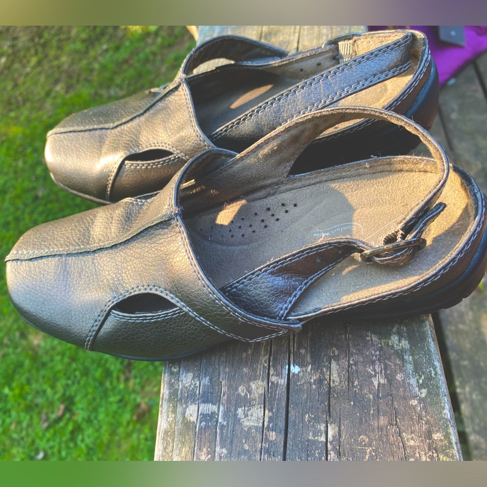PERFECT CONDITION!! Pewter color, Easy Street Comfort Wave shoes, women size 7W